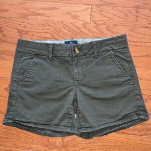 American Eagle midi shorts sage green / army green - size 4 - chino style shorts